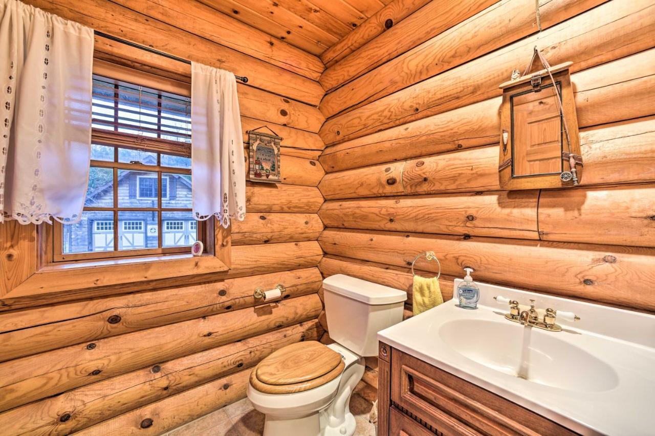 Spacious Cabin With Decks Near Saratoga Springs Middle Grove Exterior foto