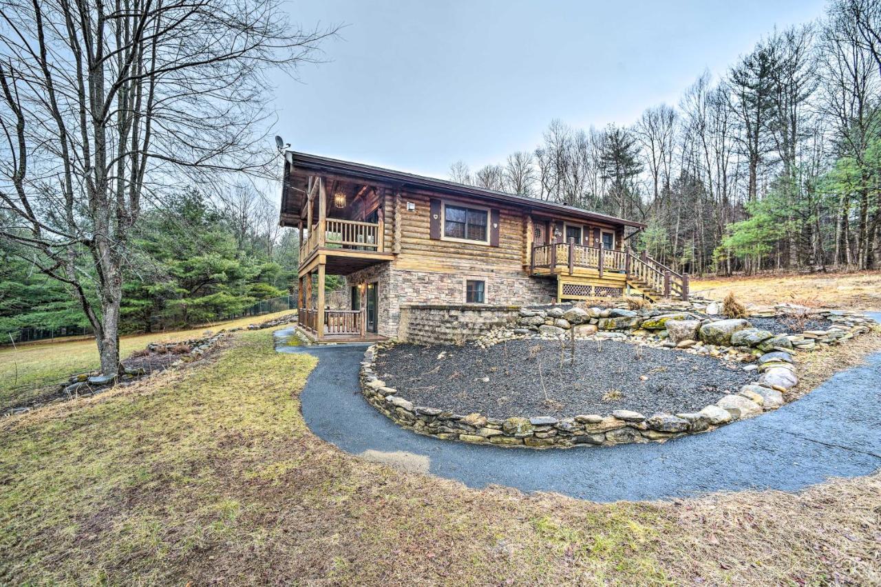 Spacious Cabin With Decks Near Saratoga Springs Middle Grove Exterior foto