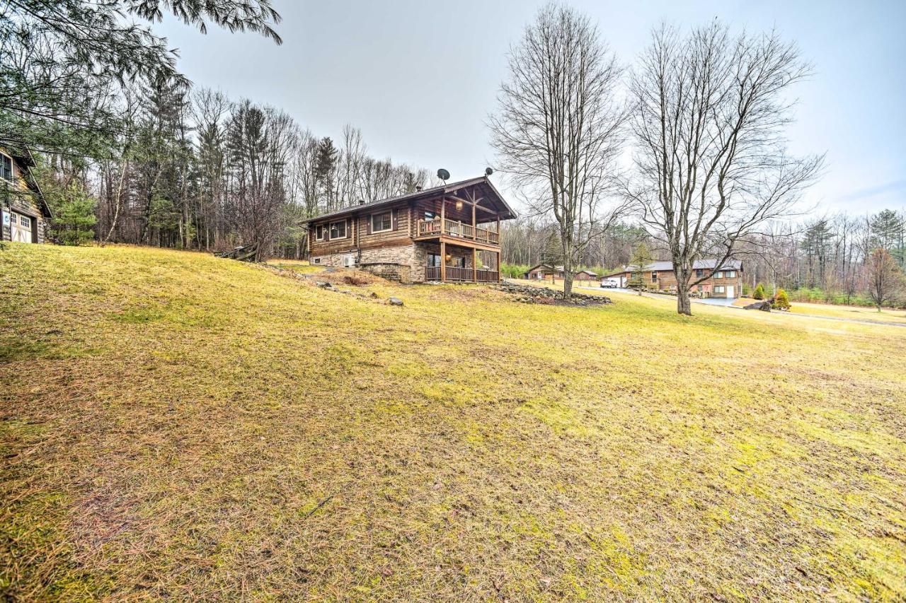 Spacious Cabin With Decks Near Saratoga Springs Middle Grove Exterior foto