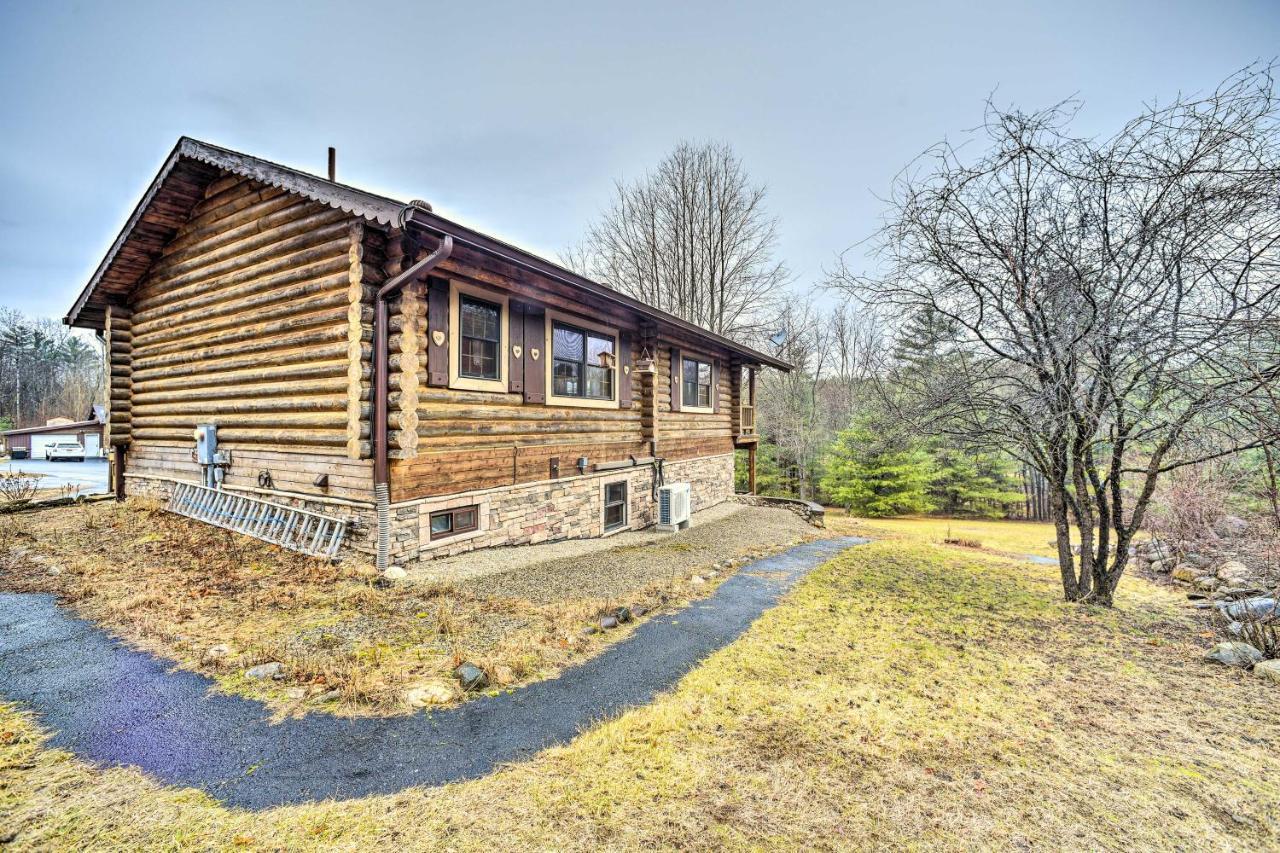 Spacious Cabin With Decks Near Saratoga Springs Middle Grove Exterior foto